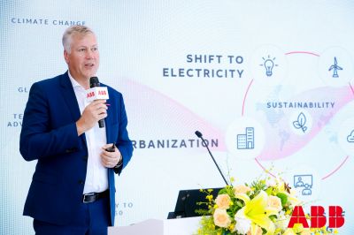 ABB集团电气全球总裁马腾（Morten Wierod ）进行主题演讲.jpg